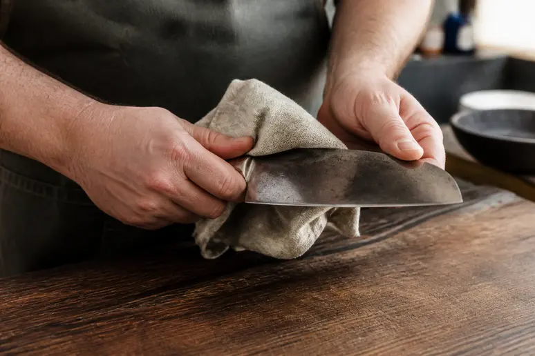 Séchage immédiat et entretien préventif d'un ustensile de cuisine en acier au carbone.