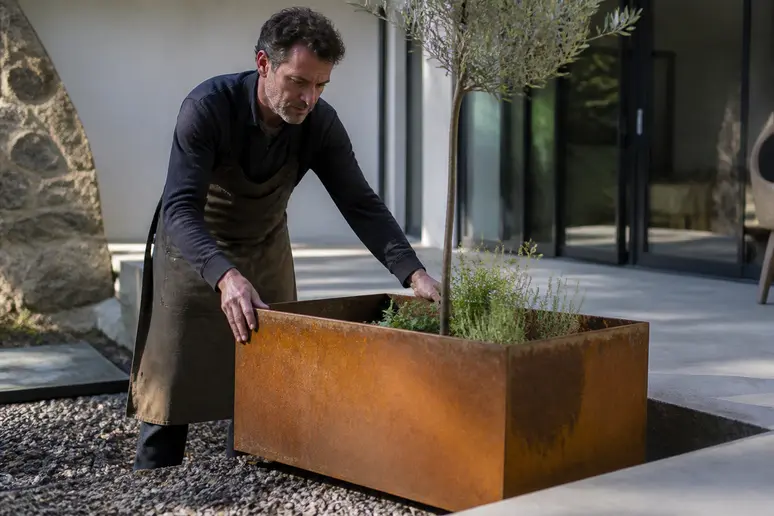 Prévention des coulures de rouille sur l'acier Corten par une installation soignée près d'une terrasse.