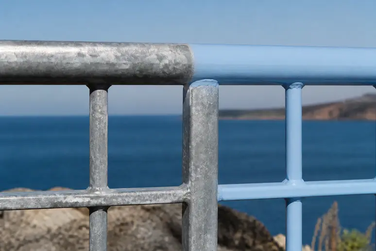Structure en acier galvanisé avec revêtement peinture pour protéger contre la corrosion et la rouille.