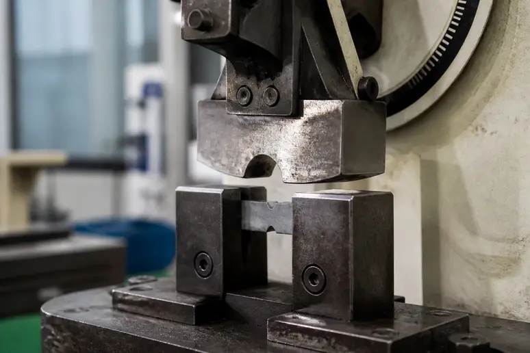 Essai de résilience Charpy sur une éprouvette en acier S355 dans un laboratoire d'analyse