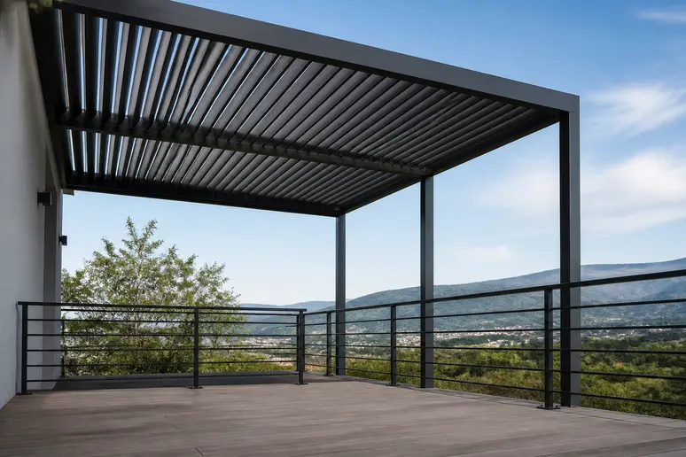 Mobilier et aménagement extérieur en aluminium exposé sur une terrasse