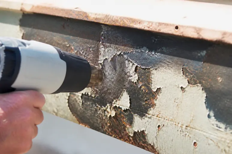 Utilisation d'un décapeur thermique pour décaper la peinture sur du métal par action de la chaleur