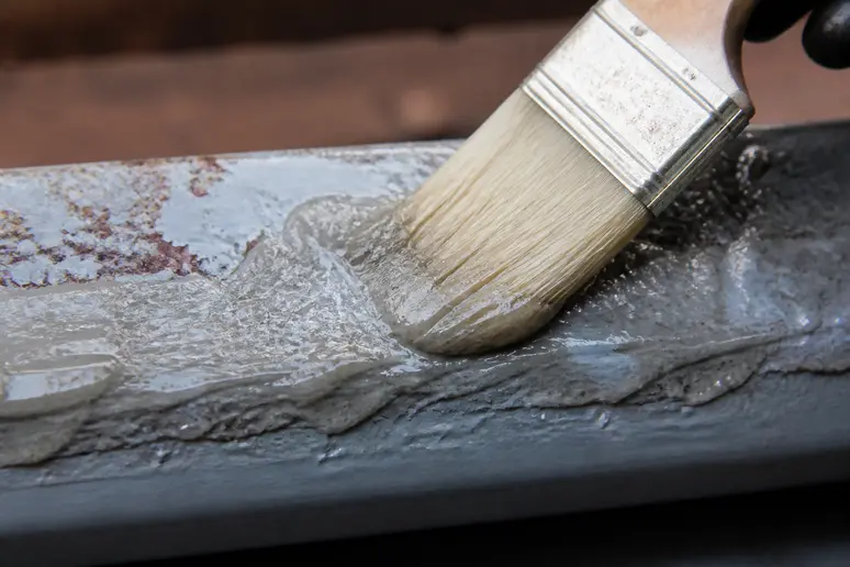 Application d'un gel décapant pour décaper peinture sur métal sans endommager le support fragile