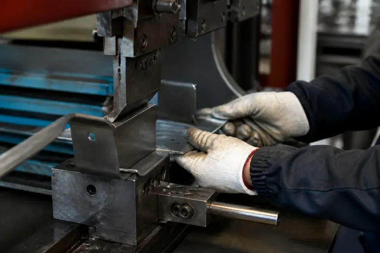 Les mains d'un ouvrier modifient la structure de cet inox est-il magnétique.