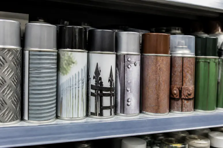 Rayon de bombes de peinture antirouille dans un magasin de bricolage
