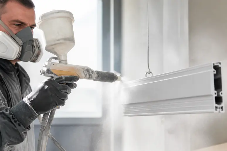 Application d'une finition par thermolaquage aluminium sur un profilé en atelier