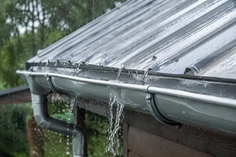 Ruissellement de l'eau de pluie sur des éléments métalliques extérieurs soumis à la corrosion galvanique