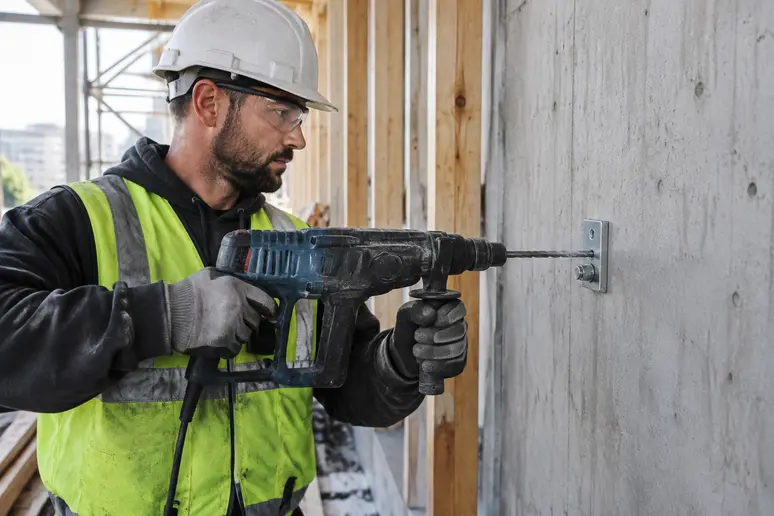 Pose d'un sabot de charpente sur un support en béton avec des fixations adaptées