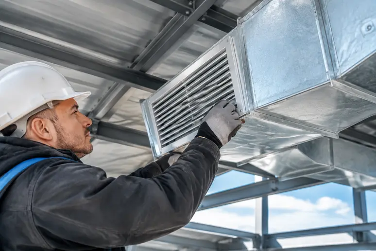 Pose d'éléments de ventilation sur une toiture en bac acier isolé pour limiter l'humidité.