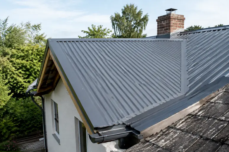 Rénovation de toiture réussie avec des panneaux de bac acier modernes.