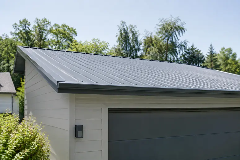 Pente faible d'une toiture de garage couverte en bac acier sur un chantier