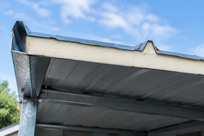 Détail d'une toiture isolée en bac acier pour garage avec sous-face traitée