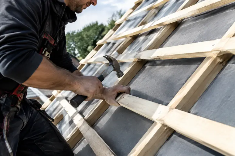 Installation de contre-liteaux en bois pour assurer la ventilation sous le bac acier