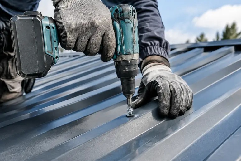 Pose de vis de fixation sur une toiture en bac acier avec une visseuse électrique