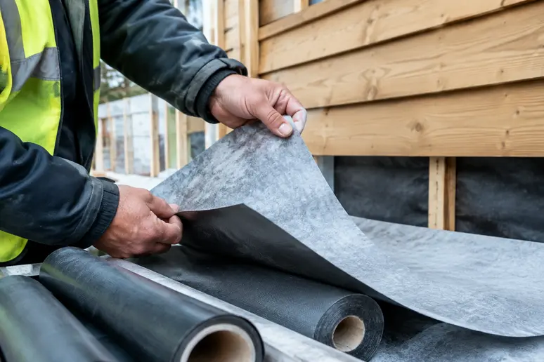 Choix du pare-pluie adapté à la pose du bardage bois sur un chantier.