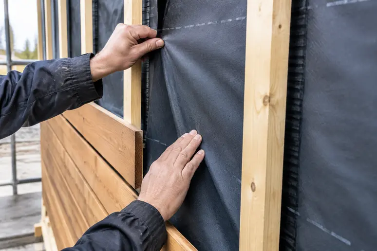 Respect des règles de pose et du vide ventilé pour le pare-pluie sous bardage.
